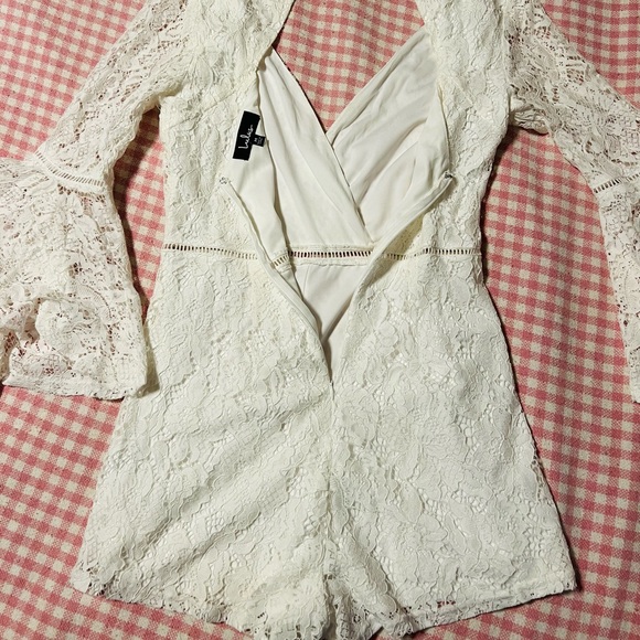 Lulu’s white lace romper size medium - Picture 4 of 8